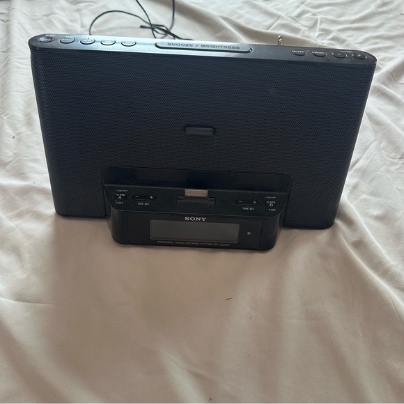 Sony black iPod dock with speakers - Picture 2 of 6